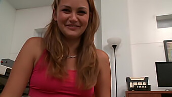 Allie Haze ดื่มด่ํากับเซ็กส์ในครอบครัวต้องห้ามกับน้องชายที่มีฐานะดีของเธอ