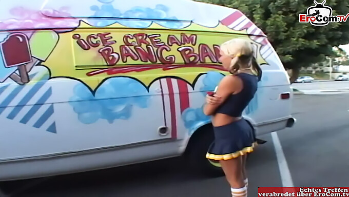 Een Jonge Blonde Cheerleader Houdt Zich Bezig Met Seksuele Activiteit In Een Auto.