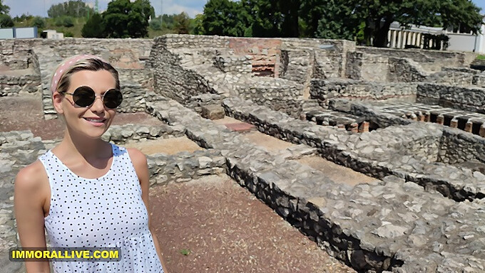 Belle-Mère Et Fils Explorent La Rome Antique, Menant À Une Rencontre Chaude