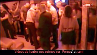 Verdaderos Swingers Amateurs Frotando Y Teniendo Orgasmos En Una Cámara Oculta En El Club Francés