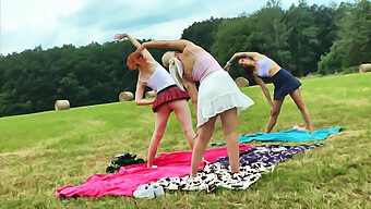 Roodharige Schoolmeisjes Genieten Van Buiten Yoga En Turnen In Hun Schooluniformen