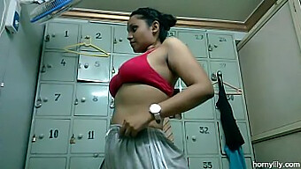 Lily, Une Star Du Porno Indienne, Montre Ses Gros Seins En Faisant De L'Exercice Dans La Salle De Sport