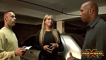 Blonde Bisexuelle Beim Moneyshot Mit Dickem Pimmel Und Parkplatz