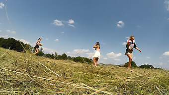 Tienermeisjes Onthullen Hun Natuurlijke Borsten En Slipjesvrije Lichamen In De Vrije Natuur Op Een Zonnige Dag