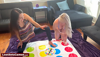 Twister-Peli Ottaa Kuuman Käänteen Lesbo-Spinillä Strippauksen Jälkeen