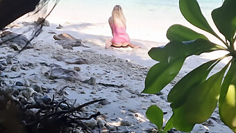 Pareja Amateur Se Involucra En Sexo Desnudo Al Aire Libre En La Playa