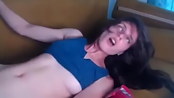 Brunette Tiener Masturbeert Voor De Camera Tot Een Intens Orgasme