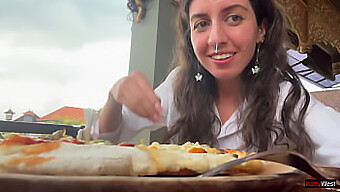 Saboreando Uma Pizza Enorme Com Cobertura Cremosa Em Meio A Um Café Ao Ar Livre Movimentado