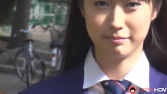 Tomomi Motozawa En Uniforme Scolaire Fait Une Fellation Mouillée Et Naturelle À Un Camarade De Classe.