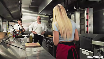 Rencontre Chaude Dans La Cuisine De Khloe Kapri Avec Un Gentleman Bien Membré