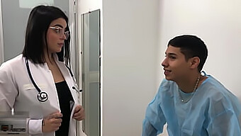 Um Médico Realiza Sexo Oral Em Seu Paciente, Instruindo-O A Penetrá-La Vaginalmente Para Tratamento