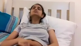 Ragazza Desi Dello Sri Lanka Mostra Il Suo Corpo E Usa Un Vibratore