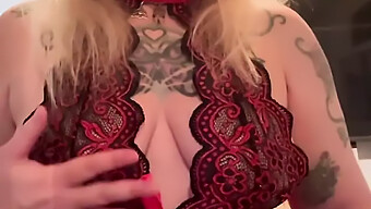 Dama Tatuada Y Perforada En Vestido Rojo Se Entrega Al Placer En Solitario