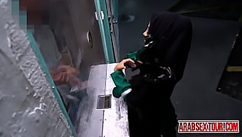 Seorang Wanita Arab Tiba Di Kamar Hotel Untuk Pertemuan Hardcore Dari Belakang.