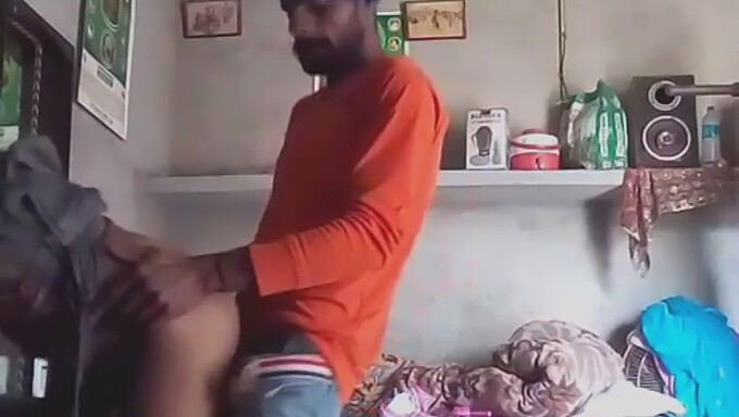 Une Femme Indienne Du Village Profite D'Un Sexe Romantique Par Derrière Avec Son Amant