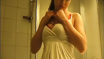 Oplev Den Forførende Charme Af Dominika, En Brunette Cam Pige Med En Barberet Fisse