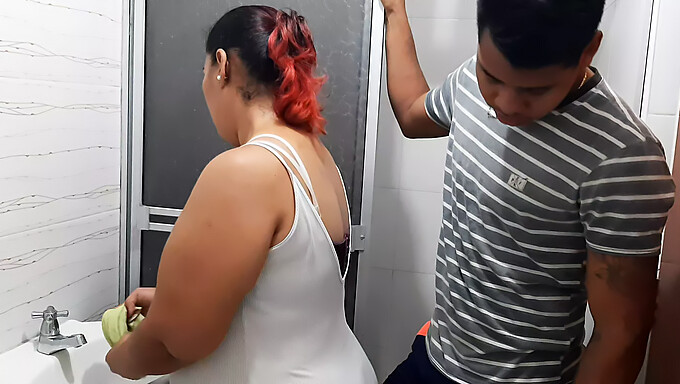 Las Grandes Tetas Naturales De La Hermosa Y Gorda Mamá, Reciben Un Toque Sorpresa Mientras Limpia El Baño