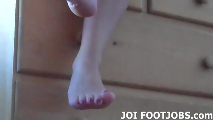 Les Amateurs De Fétichisme Des Pieds Apprécieront Cette Vidéo Avec Les Orteils Et Les Pieds D'Un Modèle Époustouflant En Action