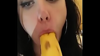 Eenzame Amateur Slet Geeft Een Blowjob Op Een Banaan