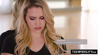 Mia Malkova Utilise Ses Fesses Pour Faire Chanter Un Banquier Dans Une Scène Hardcore