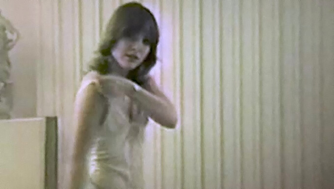 O Fetiță Vintage Din Anii '80 Își Arată Mișcările În Acest Striptease