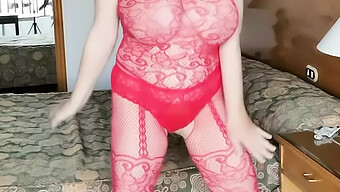 Baştan Çıkarıcı Olgun Güzellik Mariaold, Bodystocking'Te Bol Doğal Varlıklarını Sergiliyor