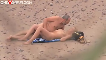 Un Couple Voyeuriste Regarde Une Adolescente Aux Gros Seins Se Faire Baiser Sur La Plage Lors D'Une Session Hardcore