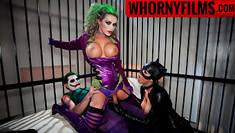 Joker Dan Harley Quinn Terlibat Dalam Threesome Panas Dengan Gadis Cosplay Berpayudara Besar