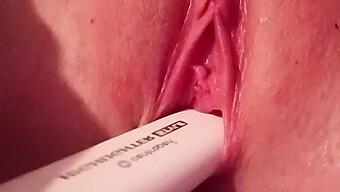 Me Excité Y Me Masturbé Con Mis Marcadores, Resultando En Una Eyaculación Femenina Por Toda Mi Cama