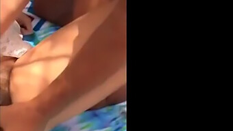 Pareja Amateur Se Involucra En Sexo Público Y Acción Transparente En Las Dunas