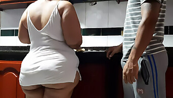 Vidéo Maison Amateur De La Chatte Serrée Et De La Rencontre Sans Culotte D'Une Milf Avec Son Meilleur Ami