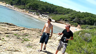 Dva Fanta Se Ukvarjata Z Vročim Analnim In Oralnim Seksom Na Plaži