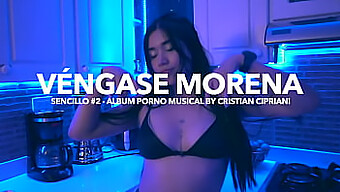 Actuación De Baile Vibrante Con La Música Sensual De Vangase Morena En El Fondo