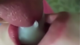 Wanita Berambut Merah Menelan Sperma Di Mulutnya Dalam Video Hd