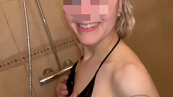 Jeune Italienne Se Fait Fesser Et Sodomiser Sous La Douche