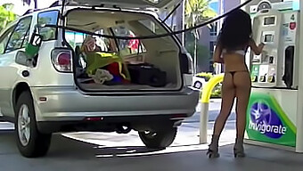 Verleid Door De Aantrekkingskracht Van Een Tankstation Pronkt Nikki Brazil Met Haar Perfecte Derrière In Een Kort Rokje