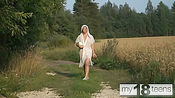 Una Chica Encantadora Da Un Paseo Por El Campo Y Se Entrega Al Auto-Placer. ¡no Te Pierdas Esta Escena Caliente Y Picante!