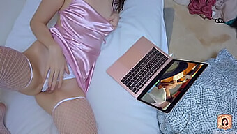 Iubita Sexy Se Bucură De Joacă Solo Cu Eliberare Orgasmică