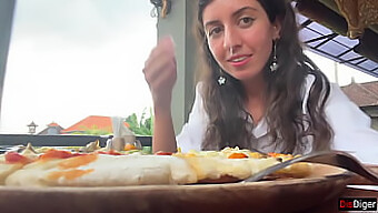 Katty Wests Dristige Cumwalk På En Offentlig Café Og Hendes Overraskende Pizza-Snack