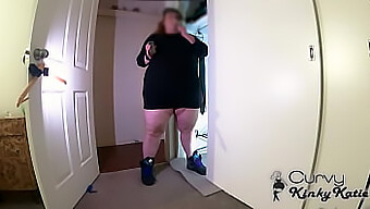 Eine Kurvige Milf Gibt Sich Dem Rauchen Und Pissen In Ihrem Schrank Hin