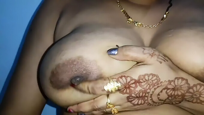 Puting Besar Desi Bhabhi Mendapat Urutan Buttery Dalam Video Ini