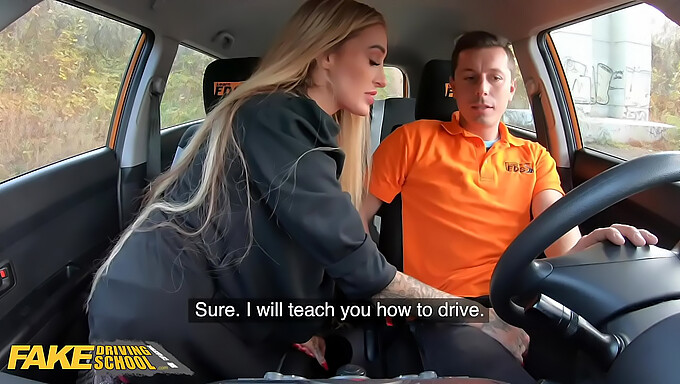 Trénink Hlubokého Kouření Daisy Lee V Fakedrivingschool Vytváří Zábavnou Scénu