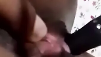 Orgasme Dildo Besar Madushika Semasa Panggilan Video Dengan Teman Lelakinya