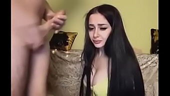 Pelakon Webcam Rusia Memberikan Blowjob Deepthroat Kepada Lelaki Yang Berpenis Besar