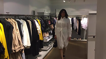 Robe D'Été Blanche Sur Un Mannequin Shemale