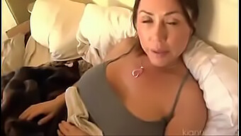 बड़े स्तन वाली Milf एक Pov ब्लोजॉब देती है और कड़ी मेहनत से चोदती है।