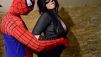 Mulher-Gato Curvilínea Se Enrosca Com A Web Do Homem-Aranha Em Uma Sessão Cosplay Selvagem