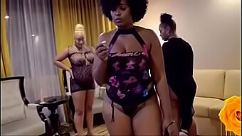 Ebony Shemale Gir Hvit Fyr Den Ultimate Muntlige Og Jævla Opplevelsen I Vegas