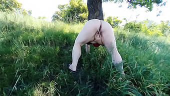 El Squirt Natural De Una Madura Milf Rusa En El Gran Aire Libre