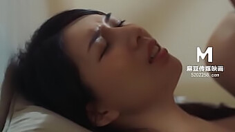 Sexy Stiefzus Liang Jia Xin'S Verleidelijke Lichaam En Vaardigheden In Aziatische Porno